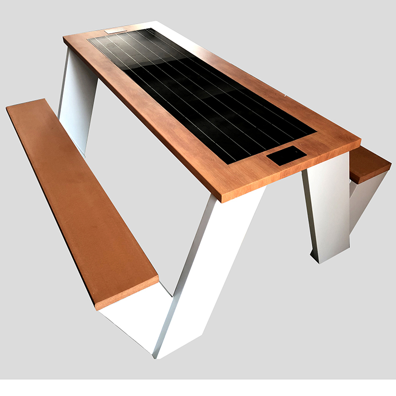 Aurinkoenergialla varustettu puhelinlataus ja ilmainen älykäs puinen piknikpöytä